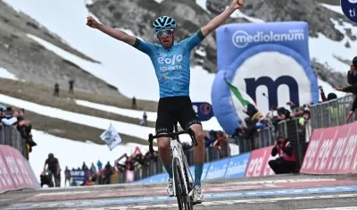 Davide Bais celebra su primera victoria como ciclista profesional. 