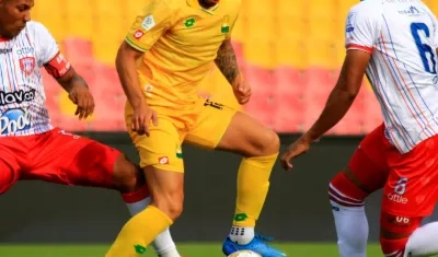 Gonzalo Lencina marcó, de pena máxima, el tercer gol del Bucaramanga.