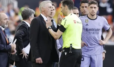 Carlo Ancelotti, entrenador del Real Madrid, le reclama al árbitro Burgos Bengoetxea por los insultos racistas a Vinicius.