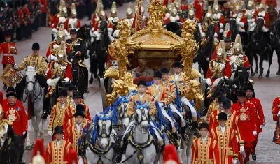 Carlos III y la reina Camila en la carroza dorada rumbo al Palacio de Buckingham