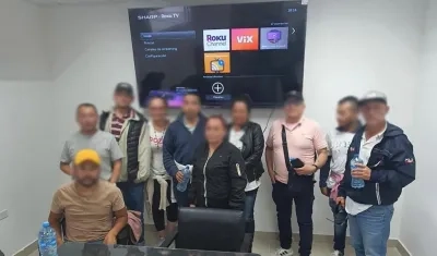La Fiscalía General de Sonora, México, compartió una imagen de los diez colombianos liberados