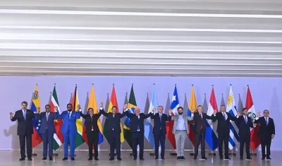 Los presidentes posan al inicio de la cumbre regional en Brasilia
