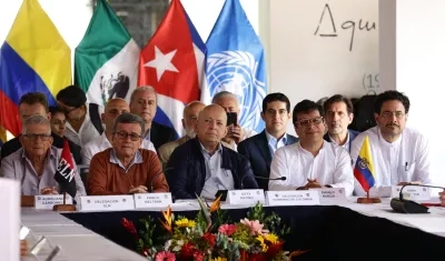 Aureliano Carbonell y Pablo Beltrán, por el ELN, y por el Gobierno de Colombia, Otty Patiño, Danilo Rueda e Iván Cepeda.