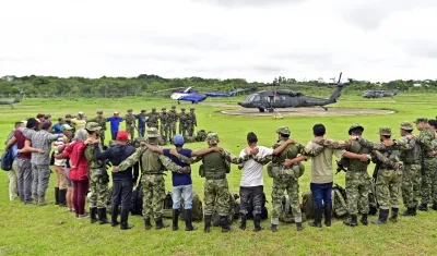Soldados se abrazan a los indígenas nukak que este domingo se unieron a la búsqueda de los 4 niños perdidos en la selva