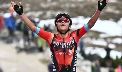 Santiago Buitrago alza sus manos en señal de victoria en las Tres Cimas de Lavaredo.
