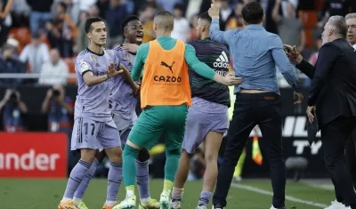 La trifulca de Vinicius con jugadores del Valencia sobre el final del partido.
