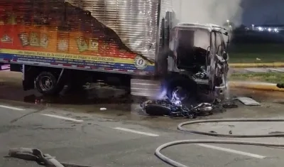 Camión incinerado en accidente en Galapa.