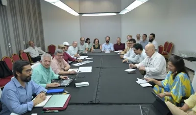 Imagen de la mesa de diálogo en Cuba.