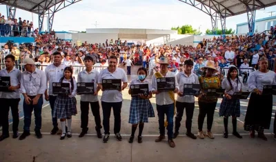 El Presidente Petro y el MinTIC, Mauricio Lizcano, en la entrega de computadores en La Guajira. 