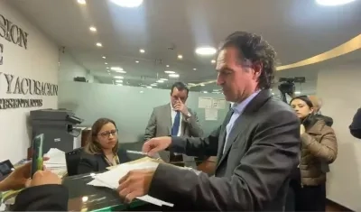 Fico Gutiérrez denuncia ante Comisión de Acusaciones a Petro