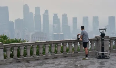 Vista de la ciudad de Montreal envuelta en humo. 