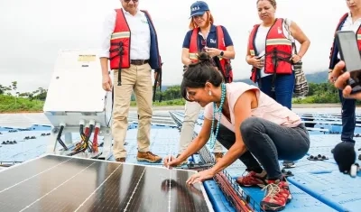 La ministra de MInas, Irene Vélez, en la inauguración de la Planta Solar Flotante 'Aquasol' en la Central Hidroeléctrica Urrá.
