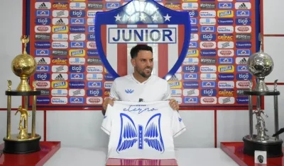 El portero Sebastián Viera exhibió la camiseta conmemorativa del partido de despedida.