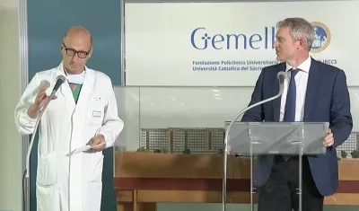 El cirujano Sergio Alfieri en la rueda de prensa para hablar sobre la cirugía al Papa.
