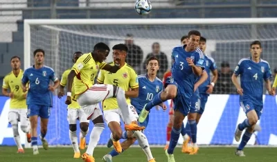 Jhojan Torres, autor del gol de descuento para Colombia, disputa el balón con Riccardo Turicchia.