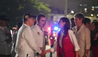 El alcalde William Dau y el gobernador Vicente Blel saludan a la reina Letizia. A su lado la primera dama de la nación, Verónica Alcocer