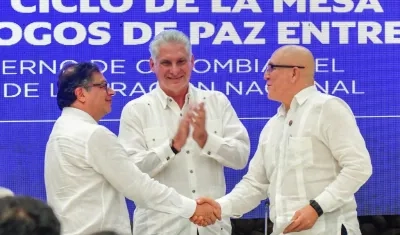 El Presidente Petro se saluda con 'Antonio García' , primer comandante del ELN. En el centro, el mandatario de Cuba, Antonio García