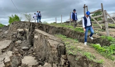 Personal de la Defensoría en la zona rural de Puerto Escondido afectada por falla geológica