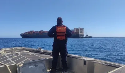 El buque ‘GSL Arcadia’ cuando era auxiliado en aguas de La Guajira.