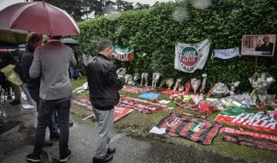 Seguidores de Silvio Berlusconi le rinden homenaje póstumo en las afueras de su mansión, en Milán. 