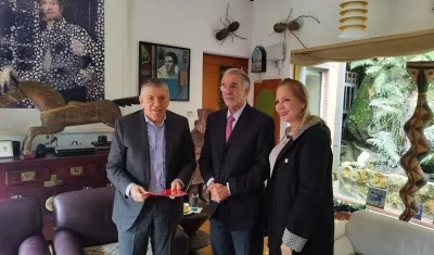 Eduardo Verano recibe de manos del presidente del Partido Liberal, César Gaviria, el aval como candidato a la Gobernación del Atlántico. Los acompaña Liliana Borrero de Verano