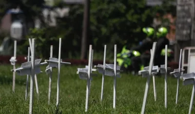 Noventa cruces blancas flanquean la entrada de Buenaventura, con los nombres de las víctimas.