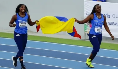 María Murillo (i) de Colombia, medalla de plata, y Flor Ruiz de Colombia, medalla de oro. 