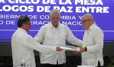 El presidente de Colombia, Gustavo Petro, entrega documentos al jefe máximo de la guerrilla del ELN, Antonio García. 