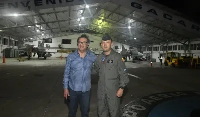 El Presidente de la República, Gustavo Petro y el Coronel Andrés Felipe Vargas Rodríguez, comandante del Grupo Aéreo del Caribe.