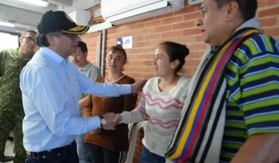 El Presidente Gustavo Petro junto a las familias afectadas.