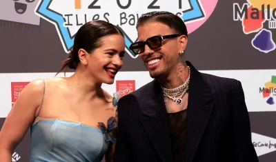 La cantante Rosalía y Rauw Alejandro, cantante y productor puertorriqueño.