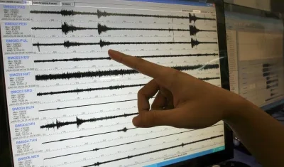 Sismólogos muestran un gráfico de un sismo. 