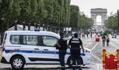 La policía francesa durante un patrullaje por los Campos Elíseos.  