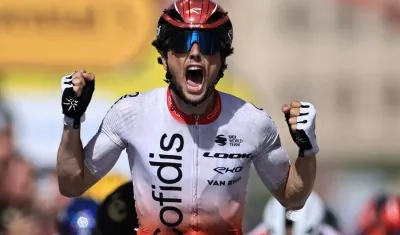 Víctor Cafay celebró su primera victoria en el Tour. 