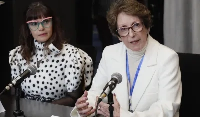 La vicepresidenta del IPCC. Thelma Krug, habla durante una rueda de prensa en Bogotá. La acompaña la investigadora Paola Arias, 