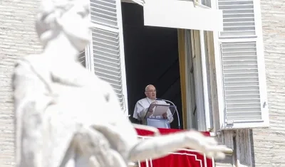 El Papa Francisco dirige el rezo del Ángelus.