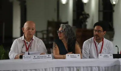  El jefe de la delegación del Gobierno, Otty Patiño y los senadores María José Pizarro e Iván Cepeda, en el inicio del cuarto ciclo de negociaciones entre el Gobierno de Colombia y el ELN