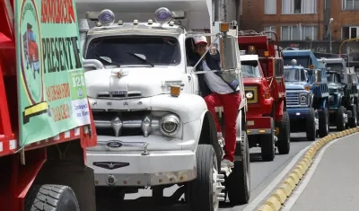 Conductores de camión se manifiestan contra el alza de los precios del combustible.