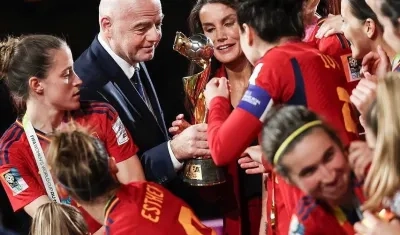 Gianni Infantino durante la premiación a la selección española femenina.