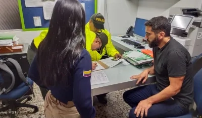 Arturo Char ante Migración Colombia y la Policía en el aeropuerto de Barranquilla. 