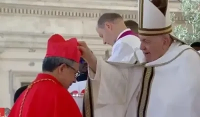 El arzobispo Luis Rueda Aparicio y el Papa Francisco.