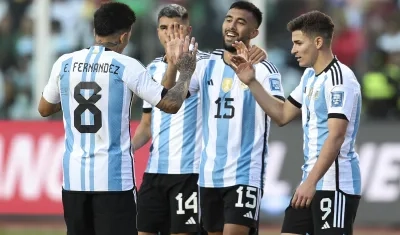 Jugadores de la selección Argentina celebrando uno de los tantos.