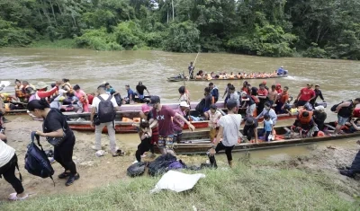 Migrantes son transportados en canoas en el sector de Lajas Blancas en el Darién.