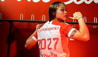 Ana María Guzmán luciendo la camiseta de su nuevo equipo. 