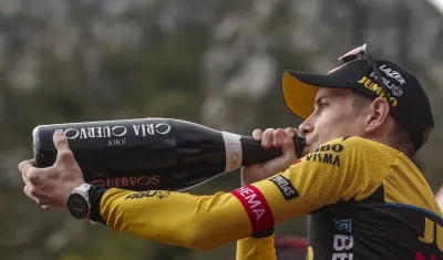 El danés Jonas Vingegaard celebró con champaña su triunfo en la etapa 16 de la Vuelta.