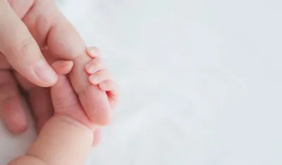 La licencia de maternidad en la época del parto es de 18 semanas. 