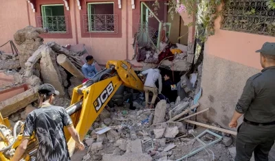 Organismos de socorro trabajan en una de las zonas más golpeadas por el terremoto en Marruecos