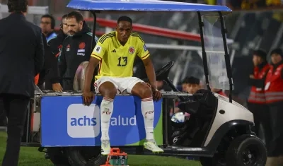 Yerry Mina cuando abandonaba la cancha en el partido de Colombia contra Chile. 