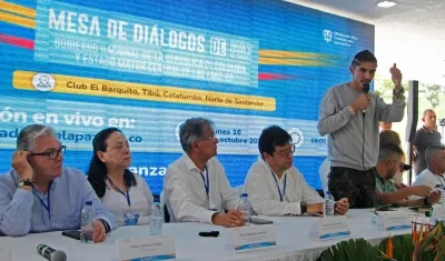 Camilo González (c), coordinador del Gobierno; Danilo Rueda, alto comisionado para la Paz de Colombia, y Andrey Avendaño (arriba), vocero de la delegación del Estado Mayor Central de FARC.