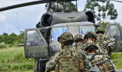 Soldados a punto de abordar un helicóptero del Ejército Nacional.